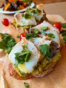 Bruschetta de guacamole com bacalhau assado.