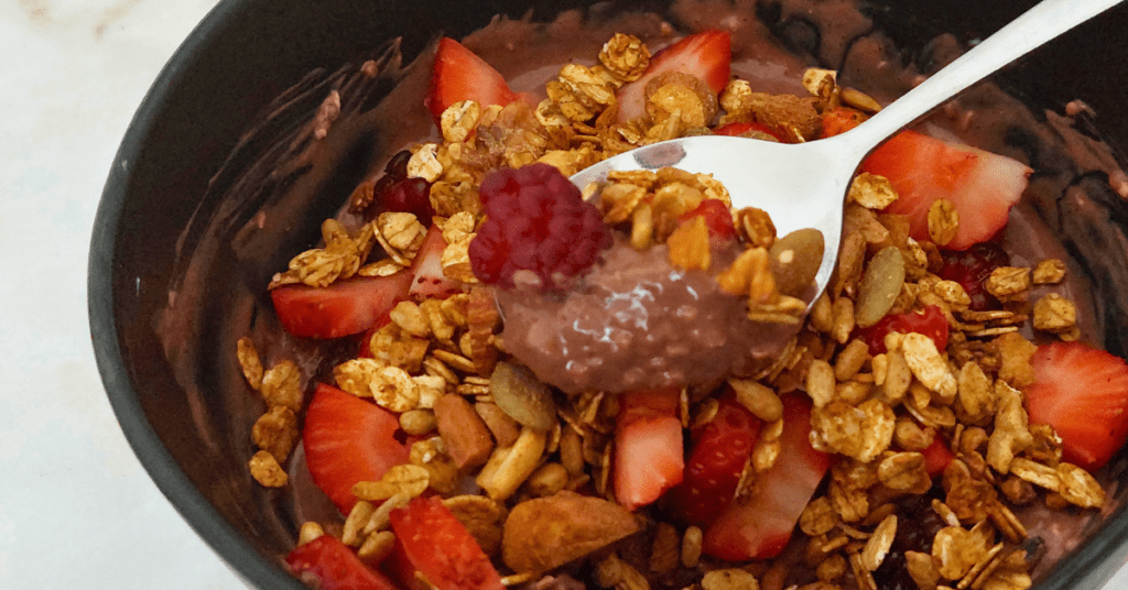 Refeições do dia Bowl de Chocolate, coco, framboesas e morangos