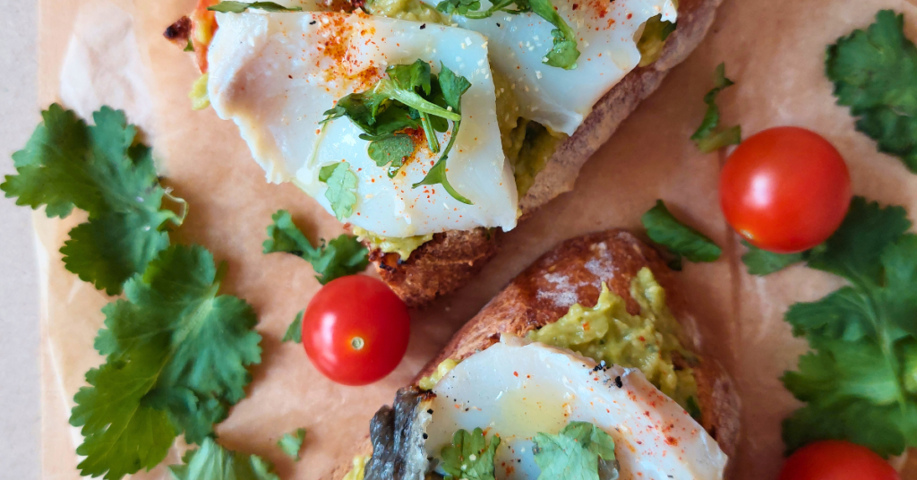 Sugestões para as refeições do dia Bruschetta de guacamole com bacalhau assado.