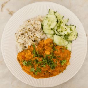 Caril de frango acompanhado de arroz de coentros e pepino