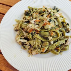 Almoço - Tagliatelle de espinafres com frango e pesto.