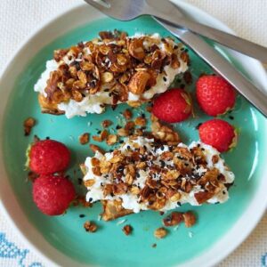 Batata doce com queijo cottage, manteiga de amendoa e granola