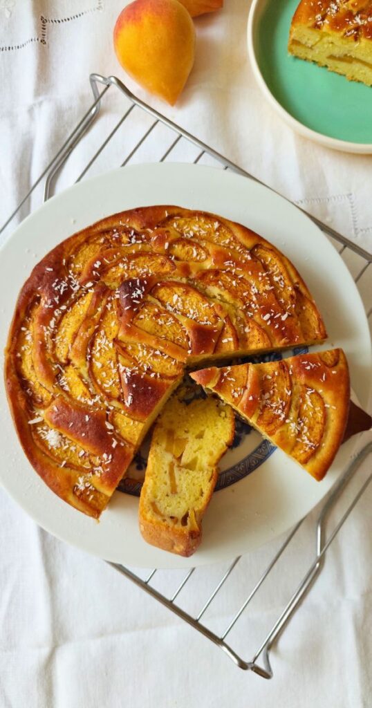 Bolo de Pêssegos com Toque de Limão: Uma Delícia Leve e Refrescante.