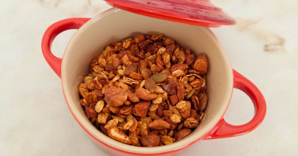 Granola de manteiga de amêndoa e laranja. Granola caseira crocante para um despertar delicioso!