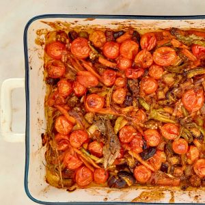 Tomate cherry assado no forno com legumes