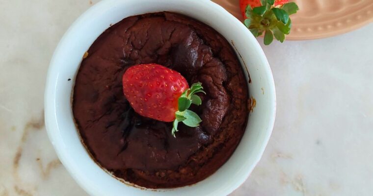 Mini bolo de chocolate na airfryer, saudável