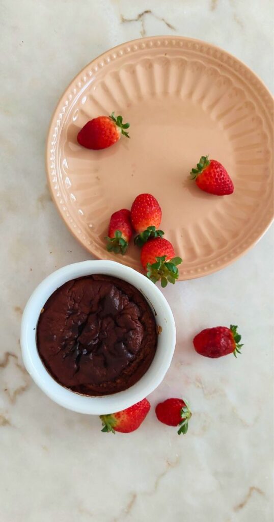 Pequeno-almoço saudável - mini bolo de chocolate com beringela