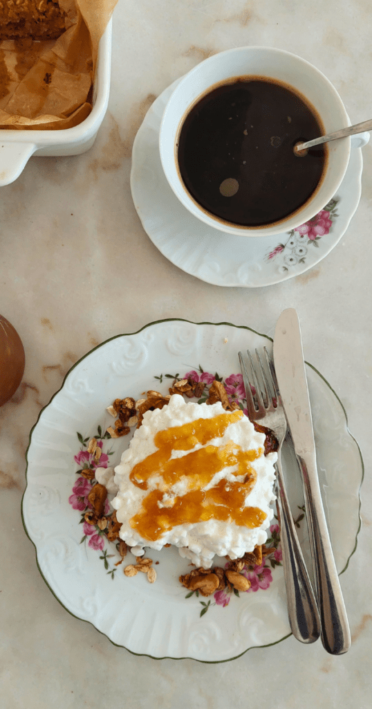 Aveia no forno com topping de cottage e doce de abóbora