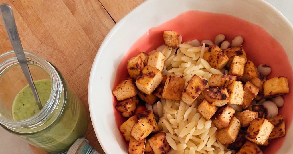 Salada de massa pevide com tofu e molho pesto