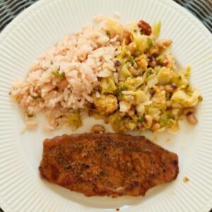 Bife de vitela na frigideira com manteiga, arroz de coentros e migas