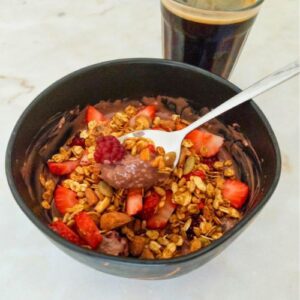 Bowl de chocolate, coco, framboesa e morangos com topping de granola