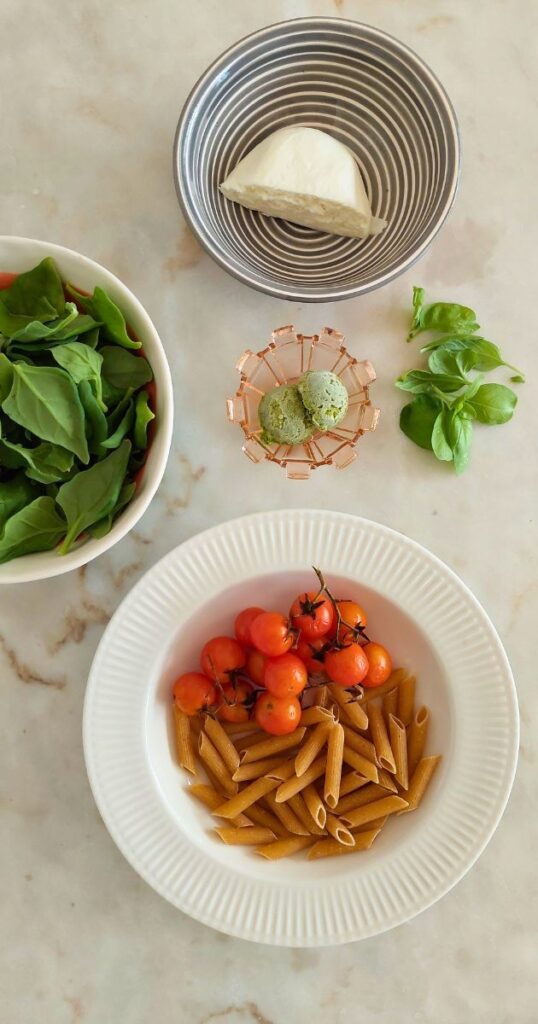 Ingredientes massa, pesto, burrata, tomate cherry