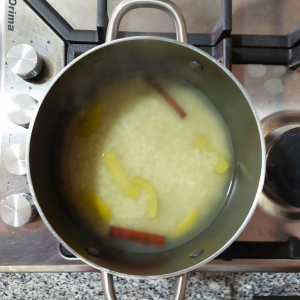 Ingredientes na panela do arroz