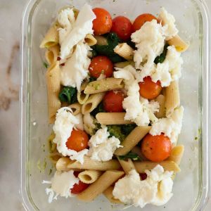 Massa penne com burrata e molho pesto