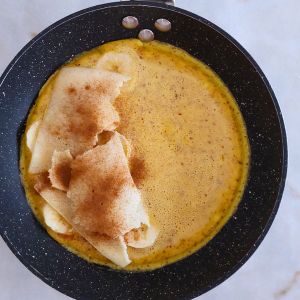 ovos com banana, queijo e manteiga de amendom