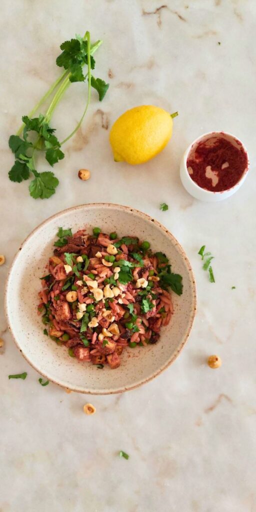 Como Preparar uma Salada de Tofu, Cogumelos e Massa com Molho de Beterraba