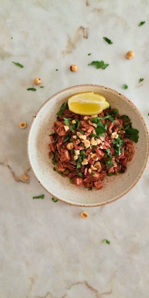 Explore Sabores Salada Fresca de Tofu, Cogumelos e Ervilhas com Molho de Beterraba