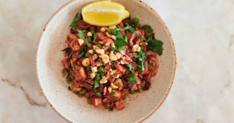 Receita de Salada Vibrante Tofu, Cogumelos, Ervilhas e Molho de Beterraba