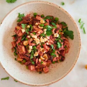 Salada Fresca com Tofu, Cogumelos e Ervilhas Receita Deliciosa com Molho de Beterraba