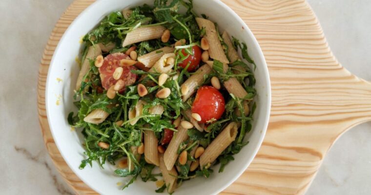 Salada de Massa Penne Integral e Rúcula