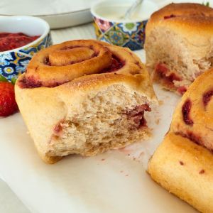 Lanche acabado de sair do forno para barrares com queijo creme e doce