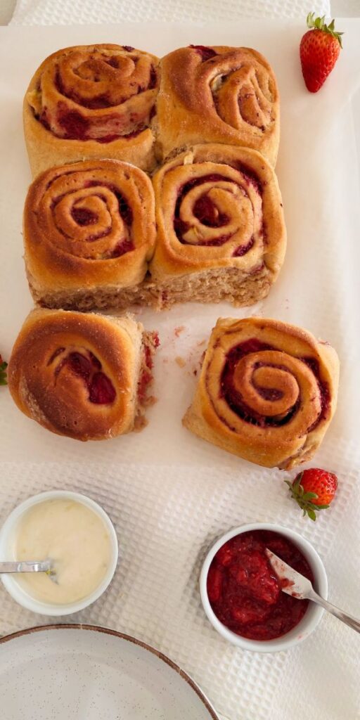 Snack saudável Rolinhos de Morango e Banana sem Açúcar