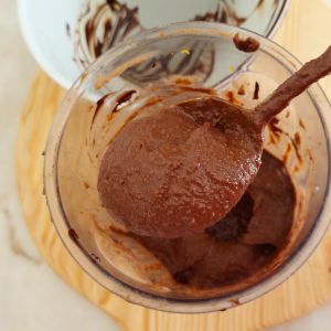 Juntar o chocolate derretido aos ingredientes no copo