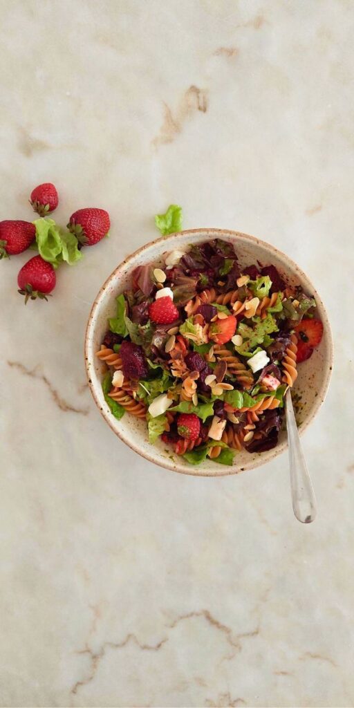 Almoço ou jantar saudável e leve salada de morangos mozzarella e fusilli