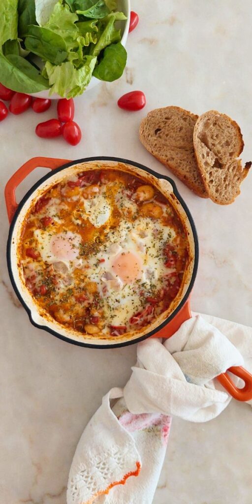 Receita fácil de tomatada com feijão branco e ovo escalfado