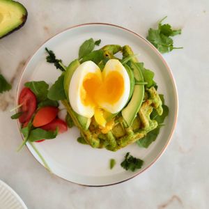 Receita para pequeno-almoço salgado e saudável preparada