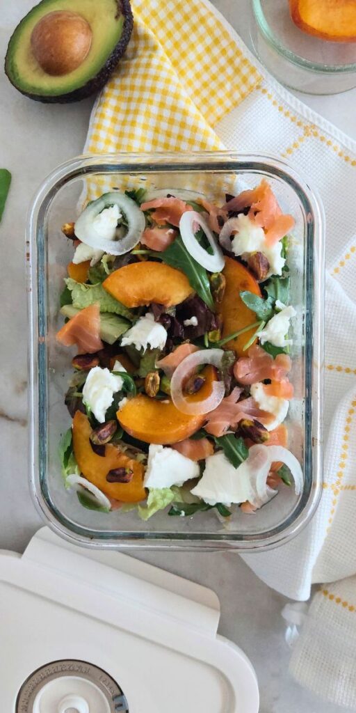 Receita saudável de Salada de Pêssego Salmão e Burrata