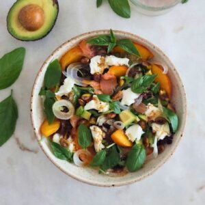 Salada de Pêssego Salmão e Burrata para almoço