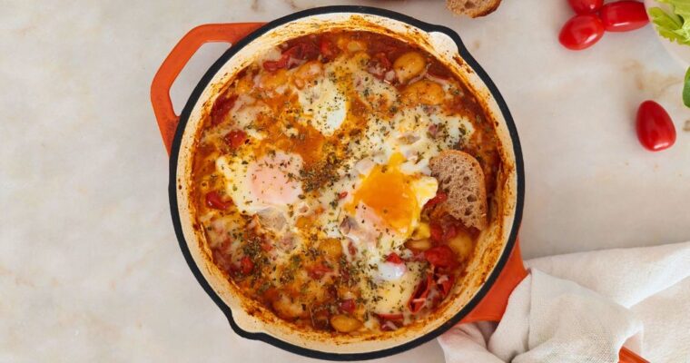 Tomatada com feijão branco e ovo escalfado