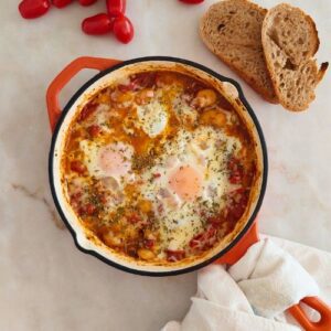 Tomatada com feijão branco e ovo escalfado receita fácil para todas as refeições