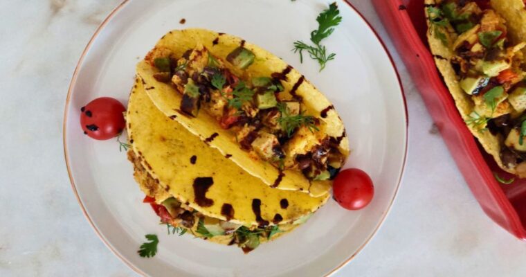 Tacos com ovos mexidos para pequeno-almoço