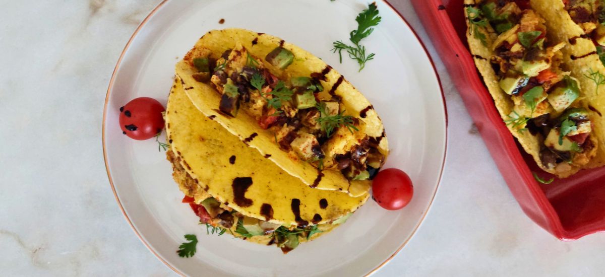 Tacos com ovos mexidos para pequeno-almoço