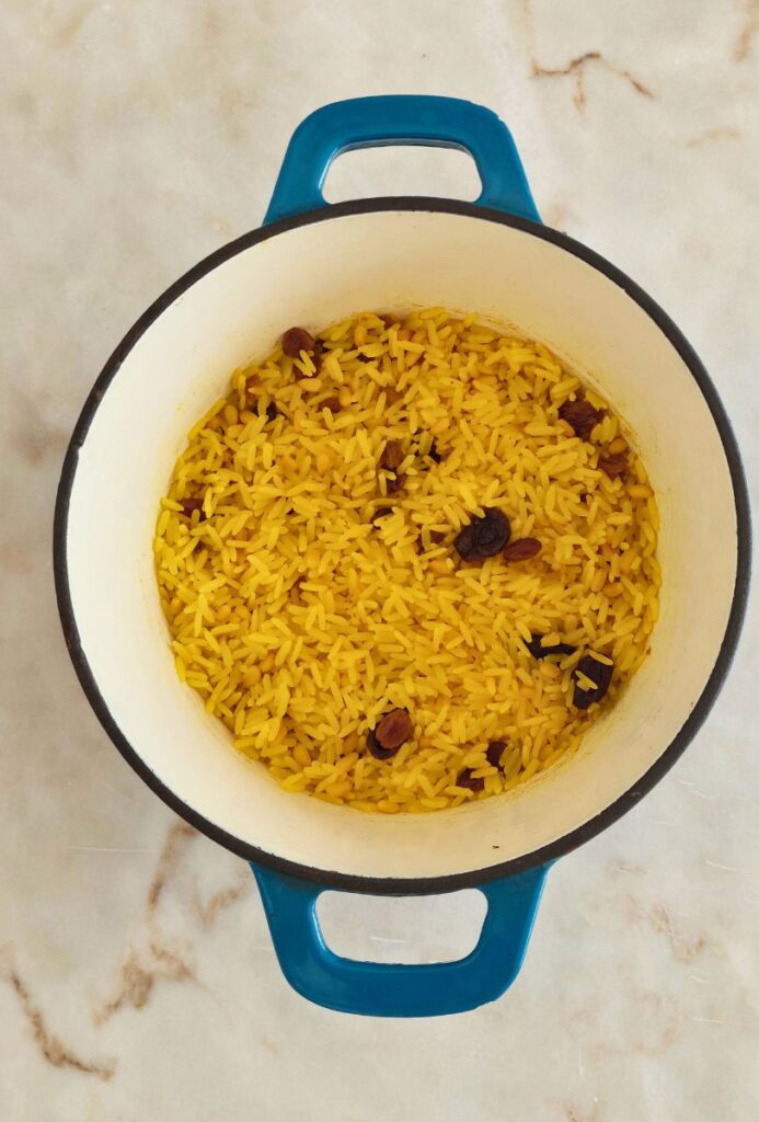 Arroz com açafrão pinhões e passas Receita fácil