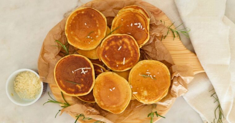 Panquecas salgadas de queijo e alecrim