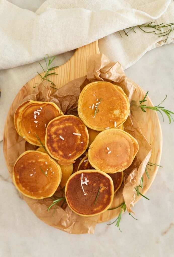 Receita de Panquecas salgadas de queijo e alecrim fácil e rápida