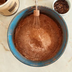 juntar os ingredientes secos aos liquidos para os muffins de chocolate