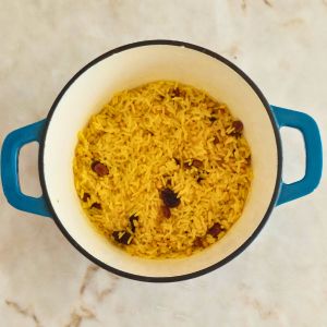 soltar o arroz e as passas os pinhões e o açafrão