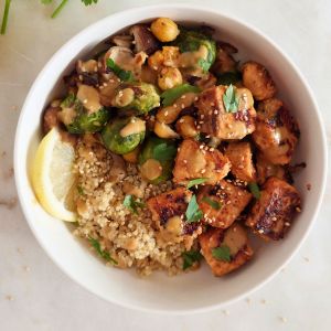 montar a bowl de salmão e quinoa