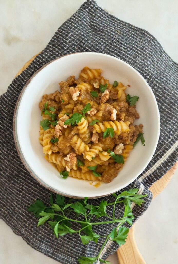 Massa com molho de abóbora e carne picada receitafácil