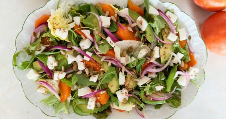 Salada de diospiro com queijo fresco