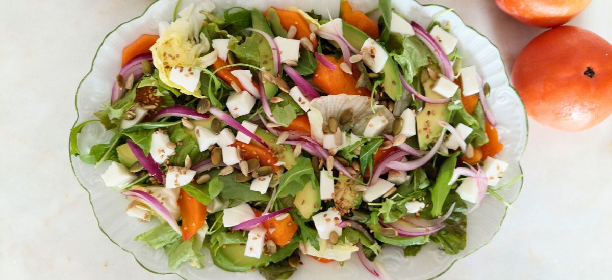 Salada de diospiro com queijo fresco