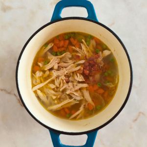 juntar o frango e o choriço ás ervilhas e a massa