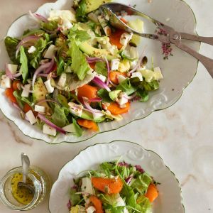 polvilhar a salada com o mix de sementes e temperar com o molho