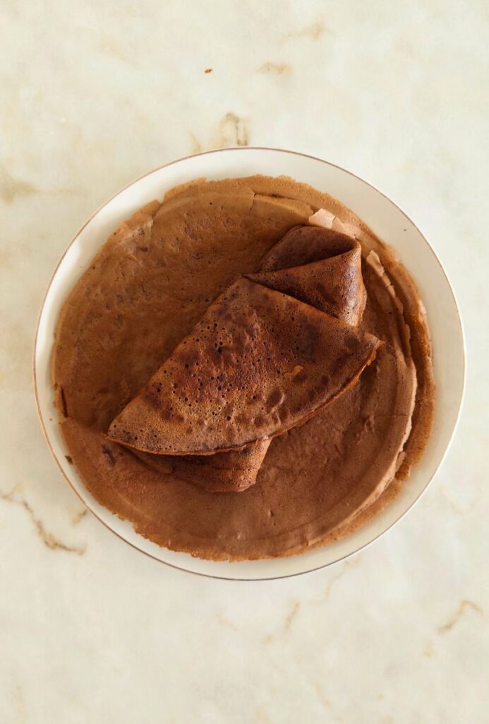 Crepes de Chocolate com Aveia Recheados com Skyr e Chocolate Negro rápidos