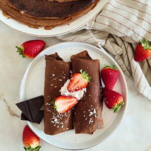 Crepes saudáveis de Chocolate com Aveia Recheados com Skyr e Chocolate Negro