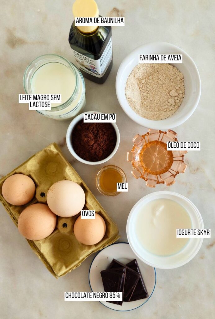 Ingredientes dispostos na pedra branca para receita rápida